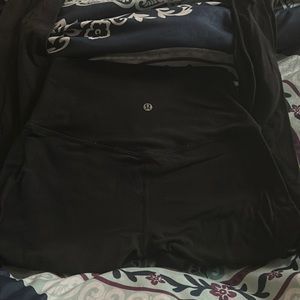 Black lulu-lemon leggings